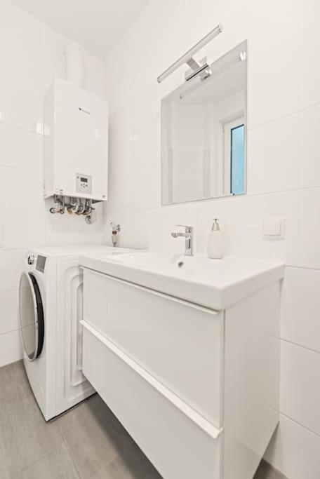 Cozy Apartment In Quiet Location, Fast Train Station 100M Away, Contactless Check-In Vídeň Exteriér fotografie